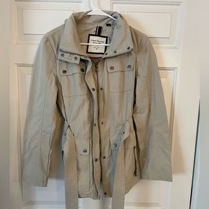 Tommy Hilfiger Women’s Trench Coat - Tan. Size Medium.